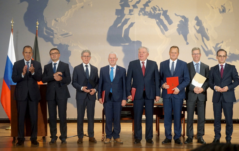 Gruppenfoto auf der Bühne mit russischer Fahne Gruppenfoto auf der Bühne mit russischer Fahne