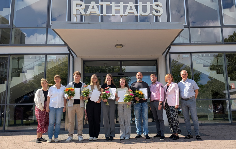 Gruppenfoto vor dem Rathauseingang