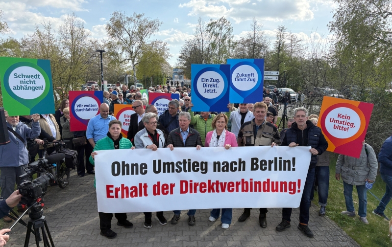 Foto: Demonstrierende mit Transparent und Tafeln