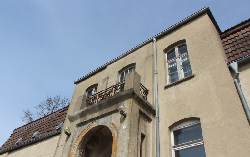 Foto: unverputzte Fassade mit Balkon und Hausnummer 17 Foto: unverputzte Fassade mit Balkon und Hausnummer 17