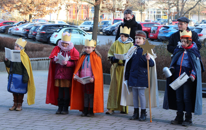 Gruppenfoto: singende Kinder in Kostümen Gruppenfoto: singende Kinder in Kostümen
