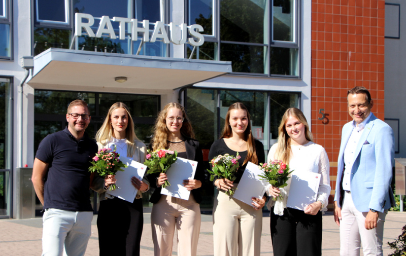 Gruppenfoto vor dem Rathaus Gruppenfoto vor dem Rathaus