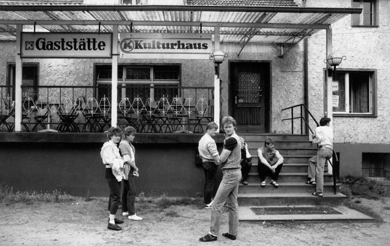 Foto in Schwarz-Weiß: Jugendliche vor einem Kulturhaus-Eingang Foto in Schwarz-Weiß: Jugendliche vor einem Kulturhaus-Eingang