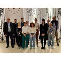Foto: gemischte Gruppe vor ein einer gestalteten Wand