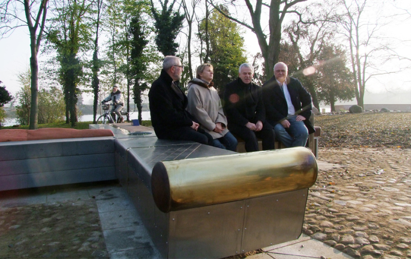 Foto: 4 Personen sitzend auf der Kreuzbank Foto: 4 Personen sitzend auf der Kreuzbank