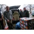 Foto: Helfer beim Verladen