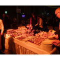 Foto: gefüllter Buffettisch mit Gästen
