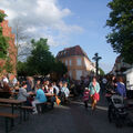 Foto vom 20. Juni 2014: Besucher auf dem Vierradener Platz im Licht der abendlichen Sonne Foto vom 20. Juni 2014: Besucher auf dem Vierradener Platz im Licht der abendlichen Sonne