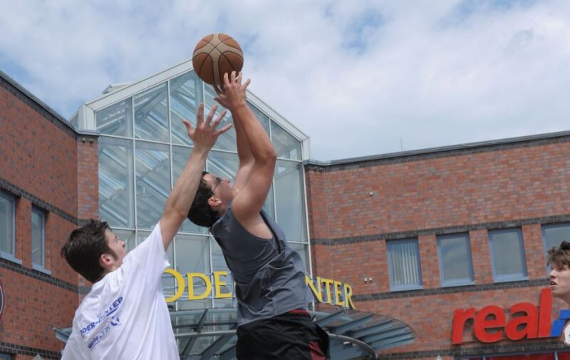 Foto: Streetballer vor dem Einkaufscenter in Aktion Foto: Streetballer vor dem Einkaufscenter in Aktion