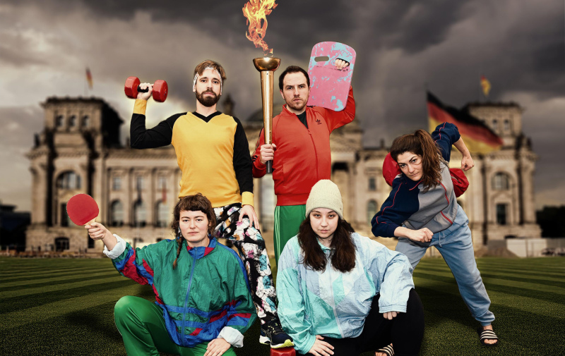 Foto: 5 Sportler mit olympischem Feuer vor dem Bundestag Foto: 5 Sportler mit olympischem Feuer vor dem Bundestag