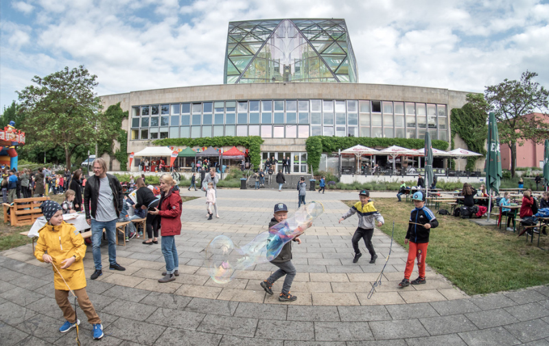 Foto: Kinder mit Riesenseifenblasen hinter den ubs Foto: Kinder mit Riesenseifenblasen hinter den ubs