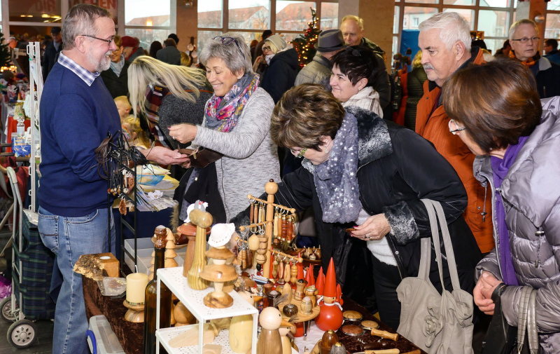 Foto: dicht umdrängter Stand mit weihnachtlichee Dekoration Foto: dicht umdrängter Stand mit weihnachtlichee Dekoration