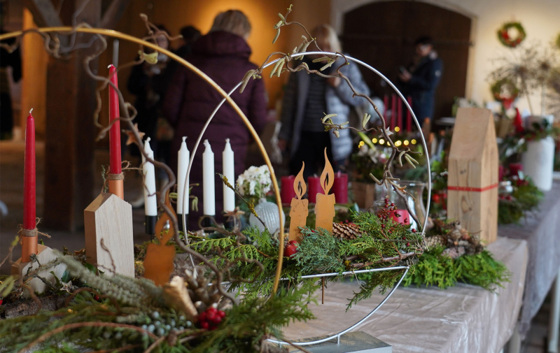 Foto: Tisch mit weihnachtlichen Gestecken und Dekoartikeln Foto: Tisch mit weihnachtlichen Gestecken und Dekoartikeln