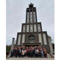 Foto: Gruppenbild vor einer Kirche