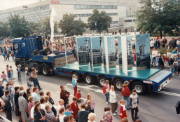 Foto: Sattelschlepper mit PCK-Foto-Tafeln